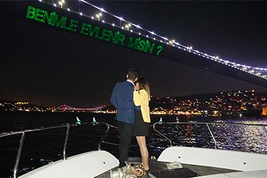 Sürpriz Yatta Evlilik Teklifi