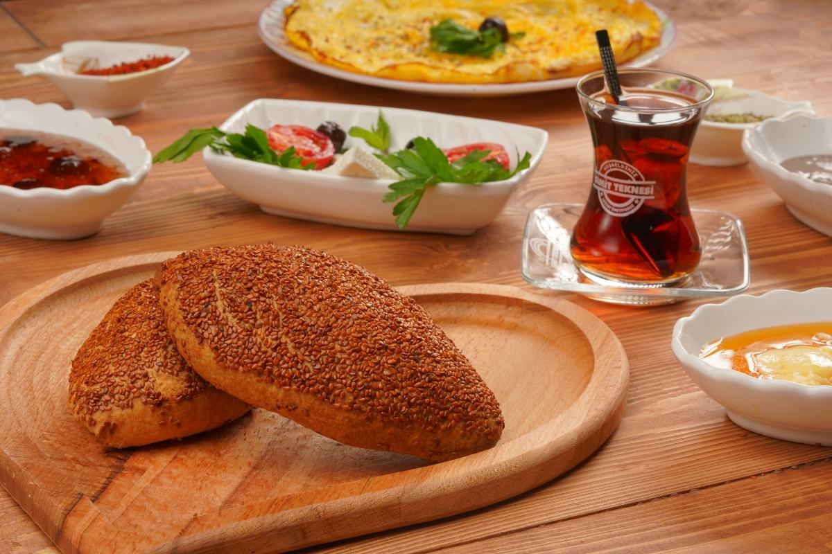Boğazda teknede kahvaltı
